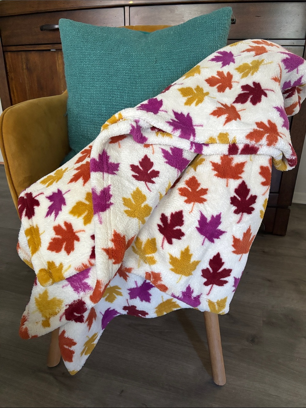 Cozy Leaf Print Plush Throw Blanket - Cream with Autumn Colors